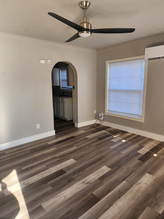 Building Photo - 2404 E Randolph Ave