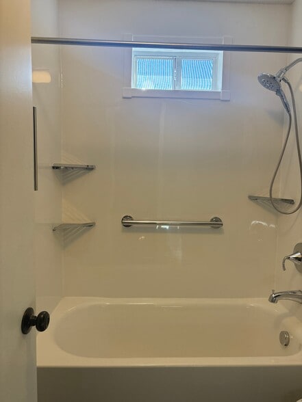 Building Photo - 4040 Periwinkle Dr