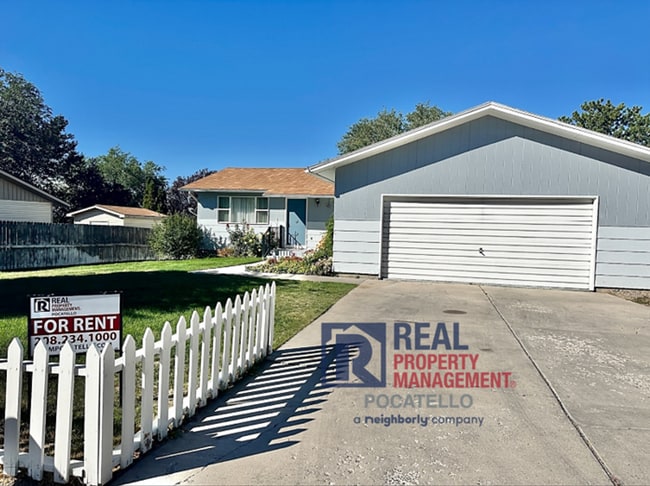 Building Photo - 4 Bedroom 2 Bath - 2 Car Garage House - Do...