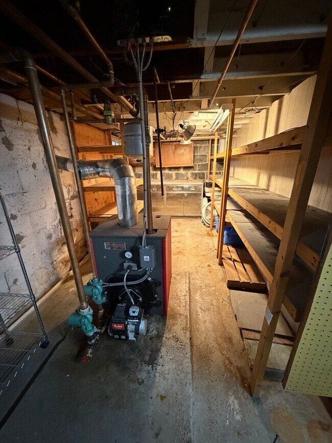 Building Photo - Spacious 4BR in a Quiet, Private Pocket