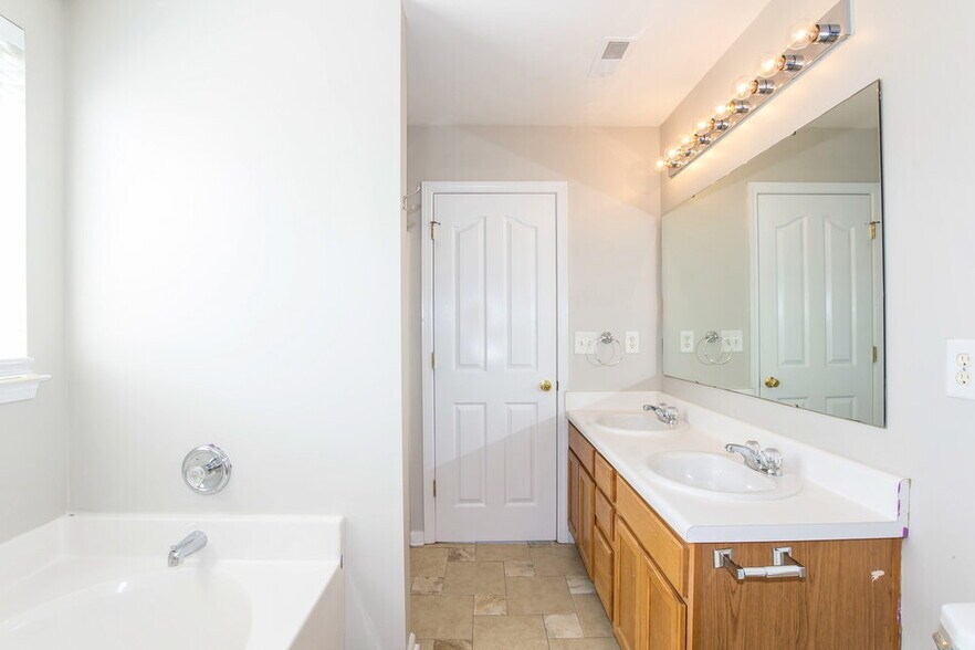 Building Photo - 4724 Sunburst Ln