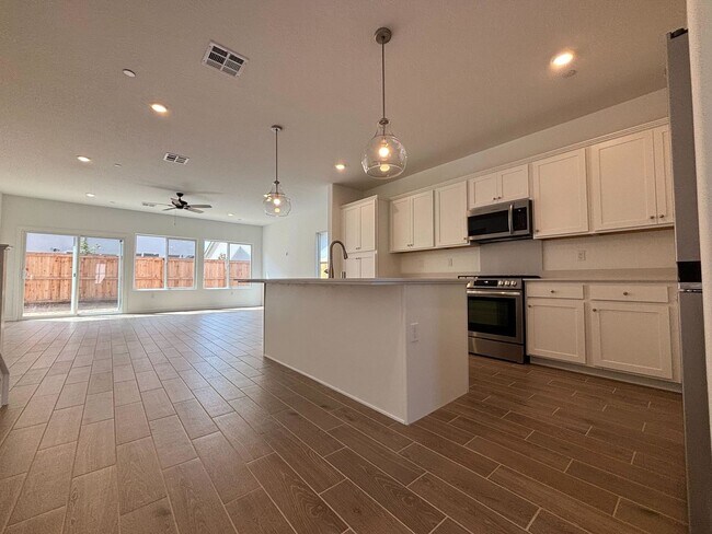 Building Photo - Move-In Special! 1 Week Free Rent – Spacio...