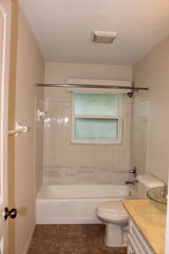 Building Photo - 4 Bedroom/2 Bath/2 Car Garage