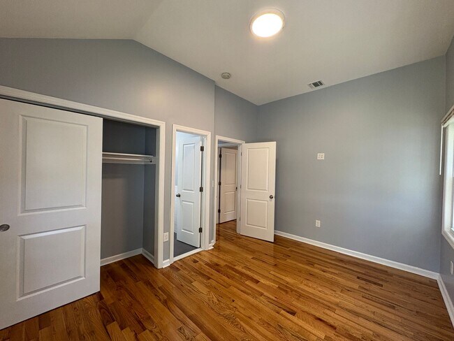 Building Photo - Charming 4-Bedroom 2-Bathroom Home in Nept...