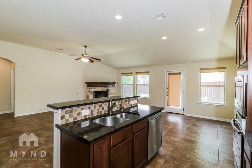 Building Photo - 18401 Rio Chama Ln