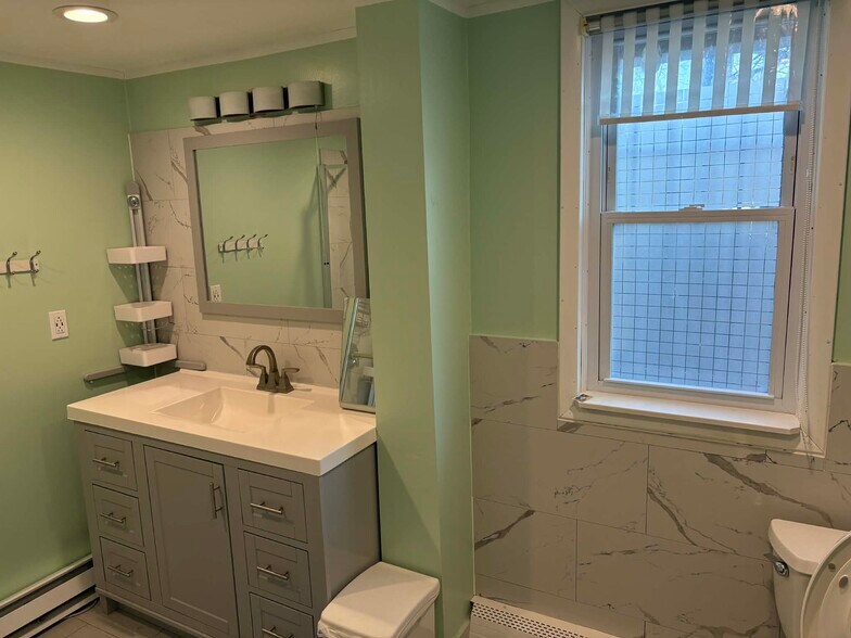 Building Photo - 723 Sharon Ave