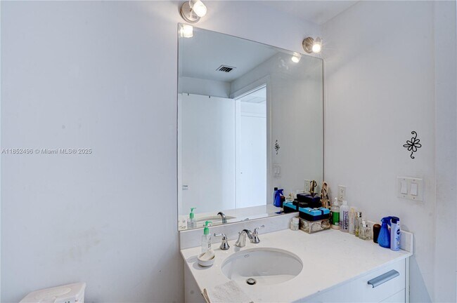 Building Photo - 1060 Brickell Ave