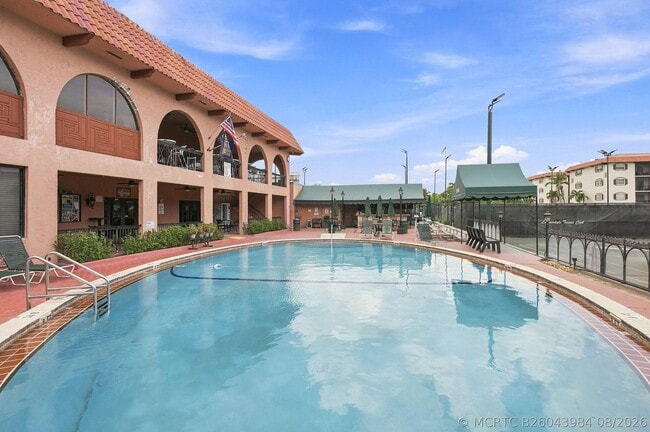 Building Photo - 640 Tennis Club Dr