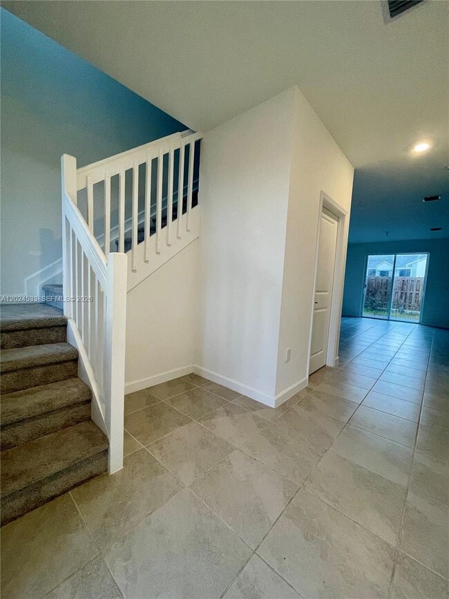 Building Photo - 708 SE 13th Ct