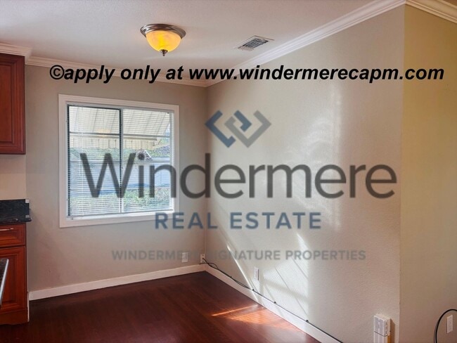 Building Photo - Unbeatable location! ! East Sac 2 bedroom 1 bath Duplex!!