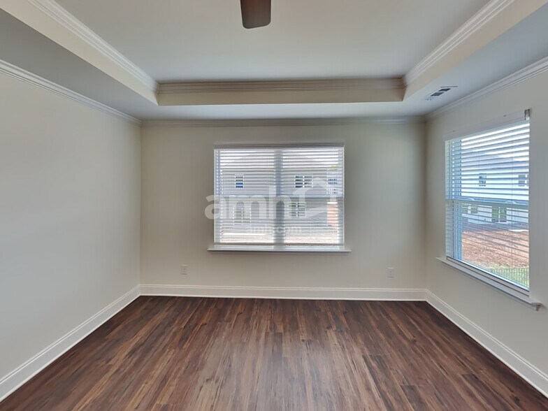 Building Photo - 5211 Valor Dr