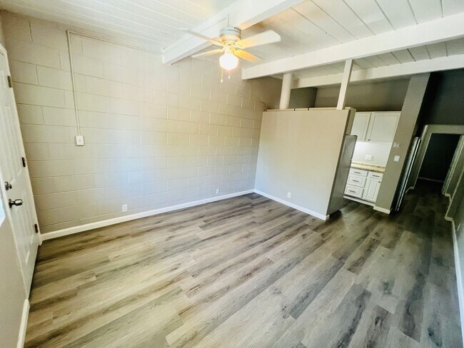 Building Photo - Freshly Painted 1bd/1bth with Air Conditio...