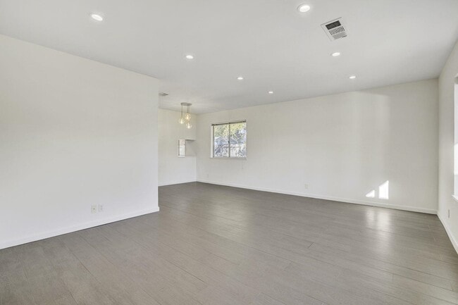 Building Photo - 312 N Alamo Dr