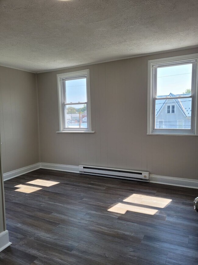 Building Photo - 127 W Burd St