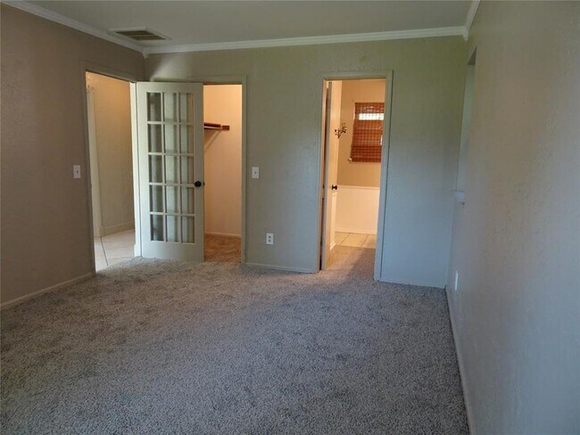 Building Photo - 600 Oak Creek Dr