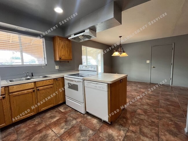 Building Photo - SPACIUS 3 BEDROOM 2 BATHROOM HOME IN GLENDALE FOR RENT