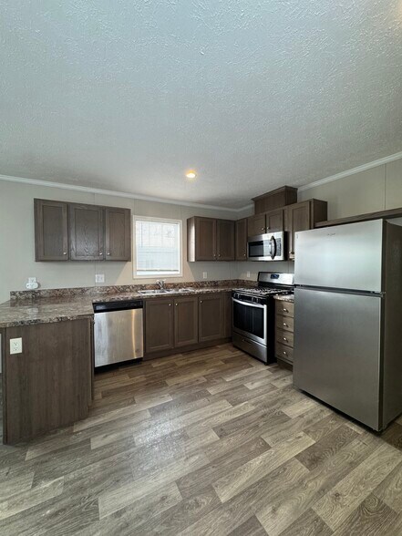 Building Photo - 2340 Maple Dr