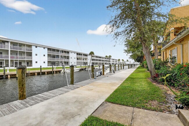 Building Photo - 1120 Lake Shore Dr