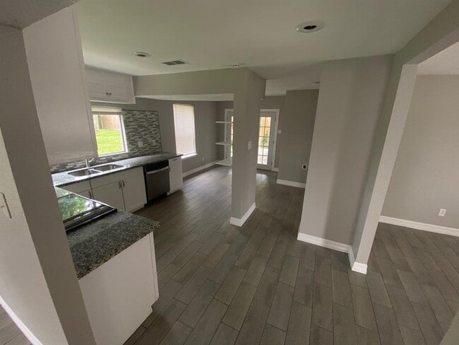Building Photo - 2110 Hilton Head Dr