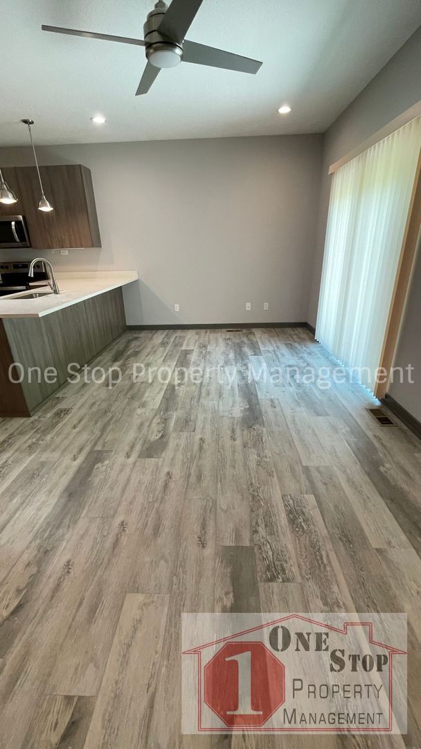 Building Photo - 3 Bedroom, 2.5 Bath Modern Townhome in Nor...