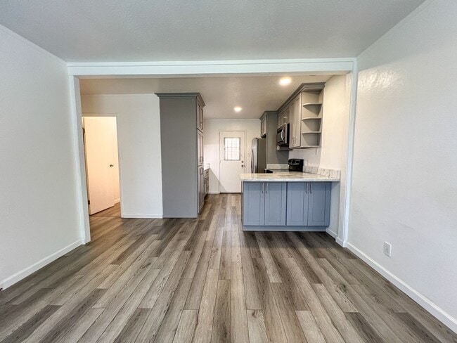 Building Photo - 2 Bedroom Unit, 1.5 baths with one assigne...