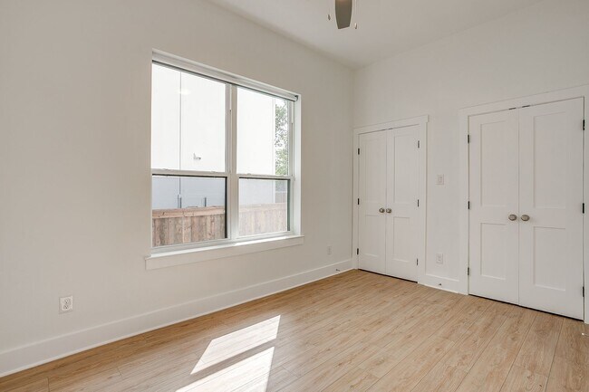 Building Photo - 2333 Benbrook Blvd