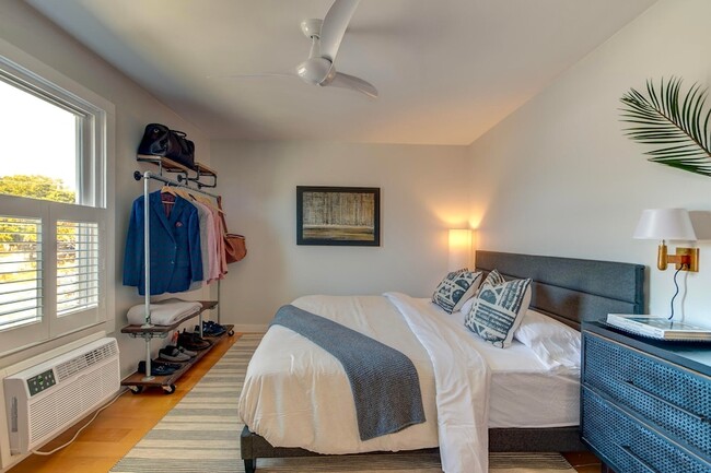 Building Photo - 2057 Middle St