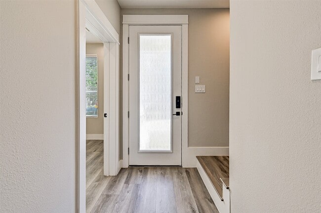 Building Photo - 1302 W 24th St