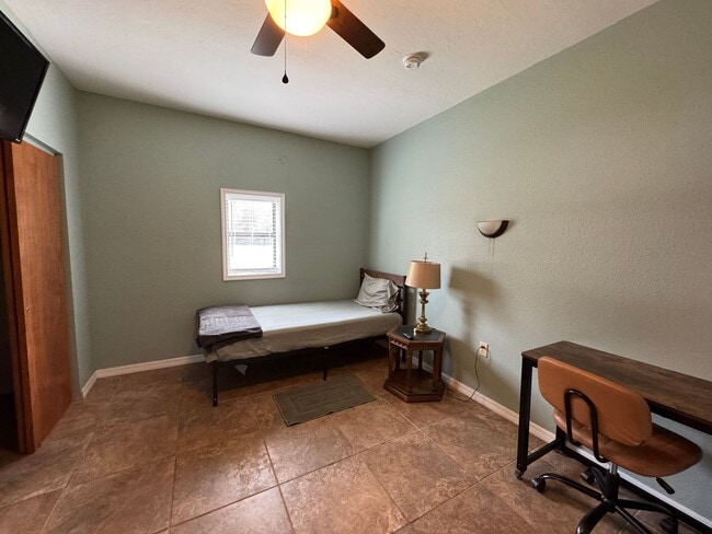 Building Photo - Spacious (Almost 3,000 sq ft) 6 Bedroom, 3 Bath Furnished Home – Live Oak, FL