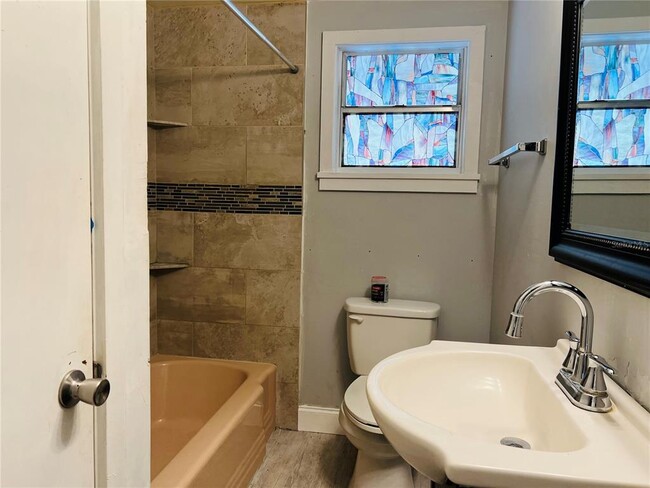 Building Photo - 501 25th Ave W