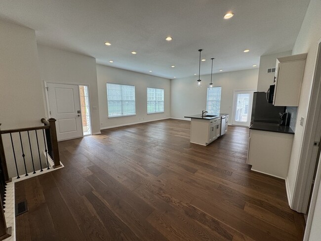 Building Photo - 4 bed 3 bath 2 car garage all maintenance ...