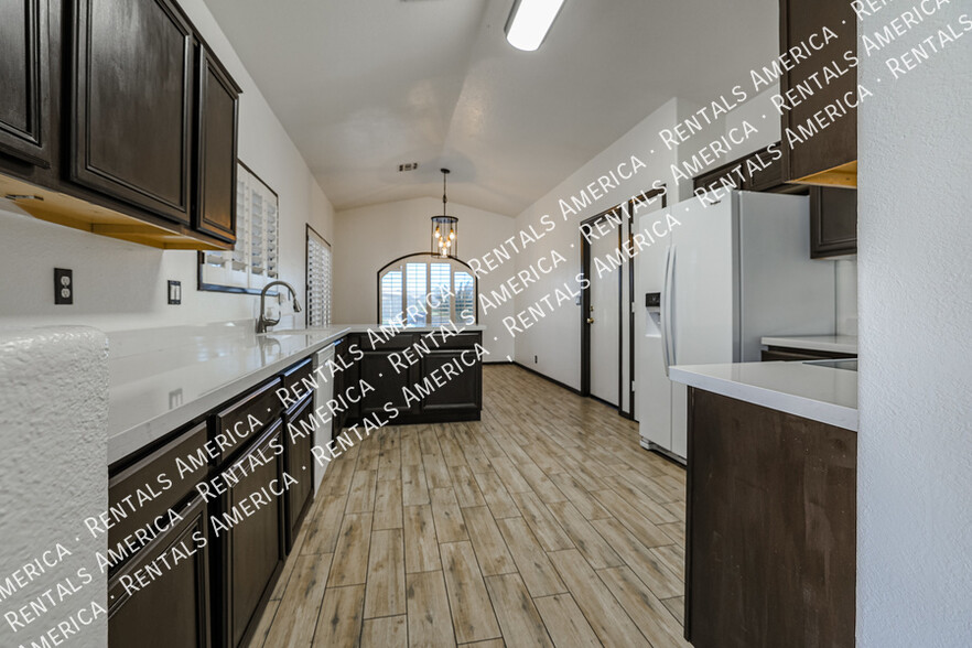 Building Photo - 9316 W Cinnabar Ave