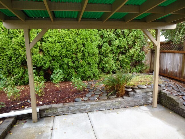 Building Photo - Charming 3 Bed, 2 Bath Home in Satna Clara