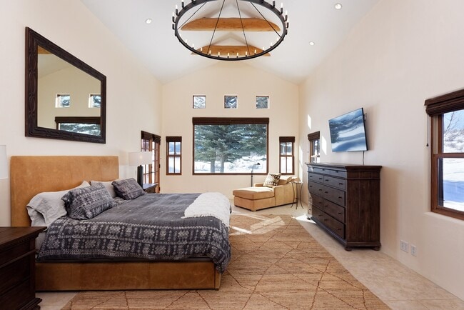 Building Photo - 661 Green Meadow Dr