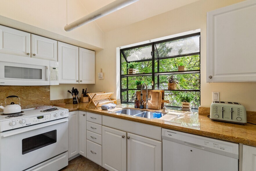 Kitchen - 34 Silva Ave