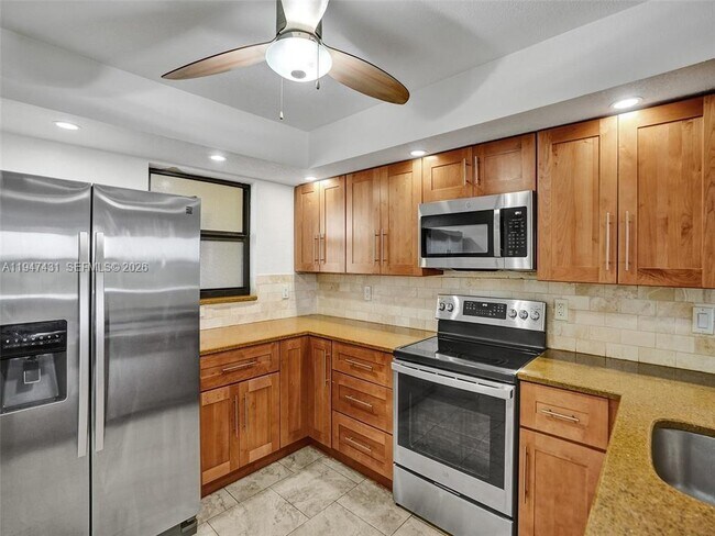 Building Photo - 2304 S Cypress Bend Dr