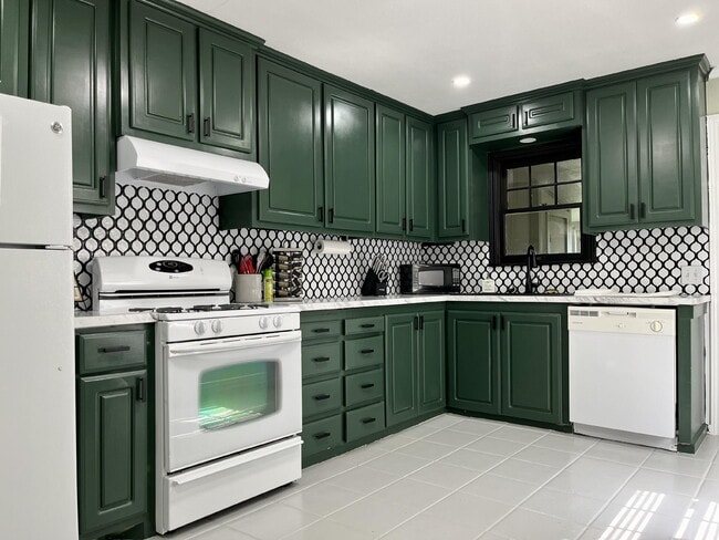 Building Photo - 2611 31st St