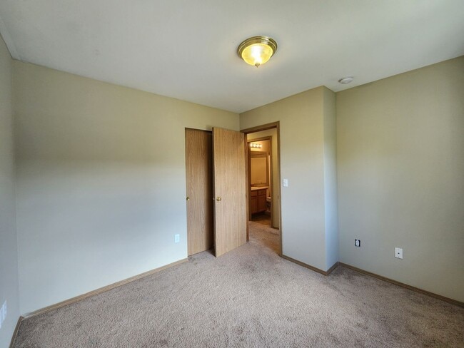 Building Photo - Beautiful 2 bed 2.5 bath Townhome Monroe $2545/mo