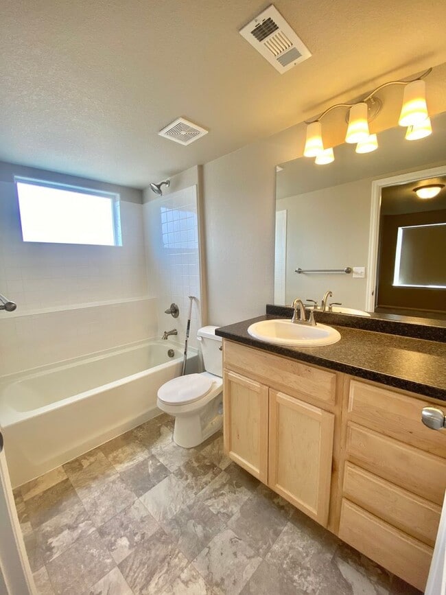 Building Photo - West Greeley Spacious Townhome With New Carpet!