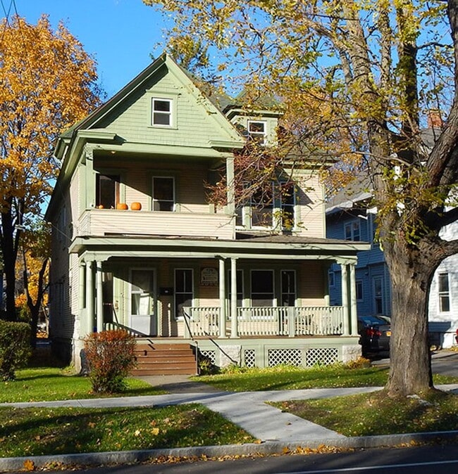 Building Photo - First Floor Flat Close to Campus Off Stree...