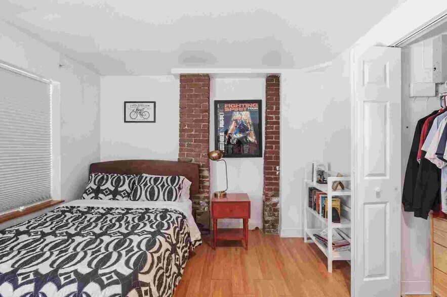 Building Photo - 103 Gainsborough St