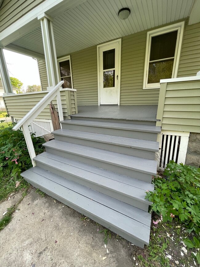 Building Photo - 401 N Polk St