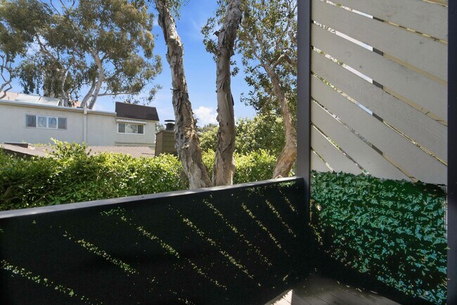 Building Photo - Renovated Coastal Townhome in Prime Santa Monica