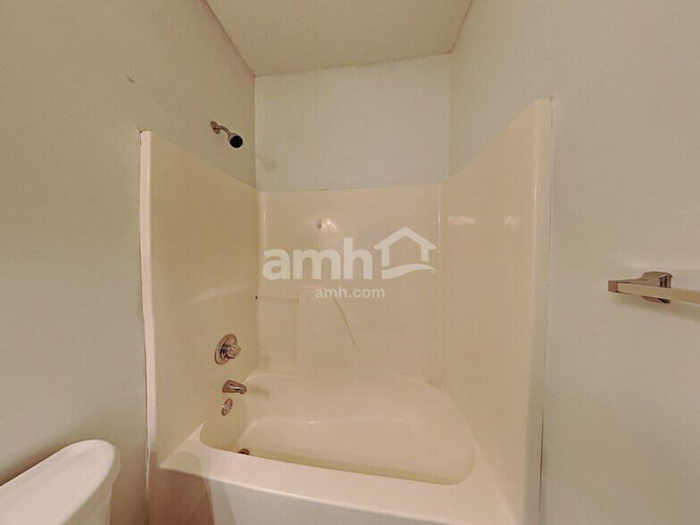 Building Photo - 19504 Tryon St