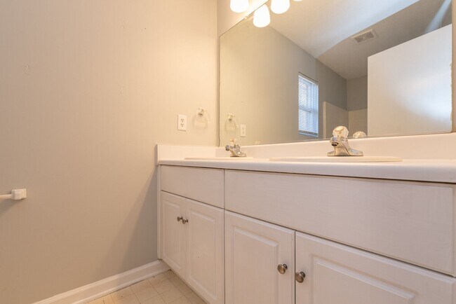 Building Photo - Delightful Pepperidge Home with Fireplace & Large Backyard