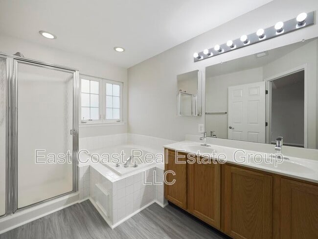Building Photo - 6100 Newport Terrace