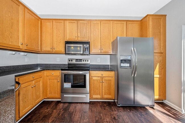 Building Photo - Fantastic End Unit Townhouse For Lease