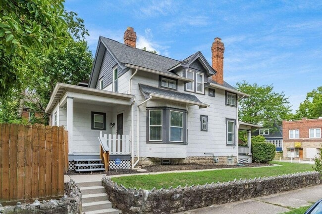 Building Photo - 2339 Summit St