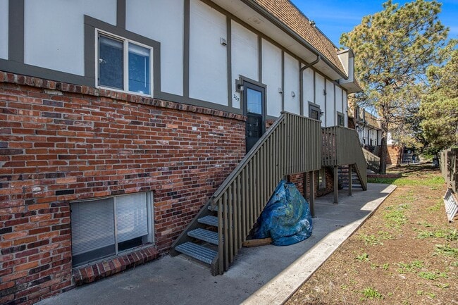 Building Photo - University Hills 2 bedroom and 1.5 Bath Co...