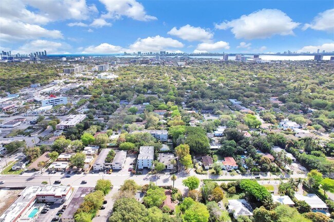 Building Photo - 12101 NE 6th Ave